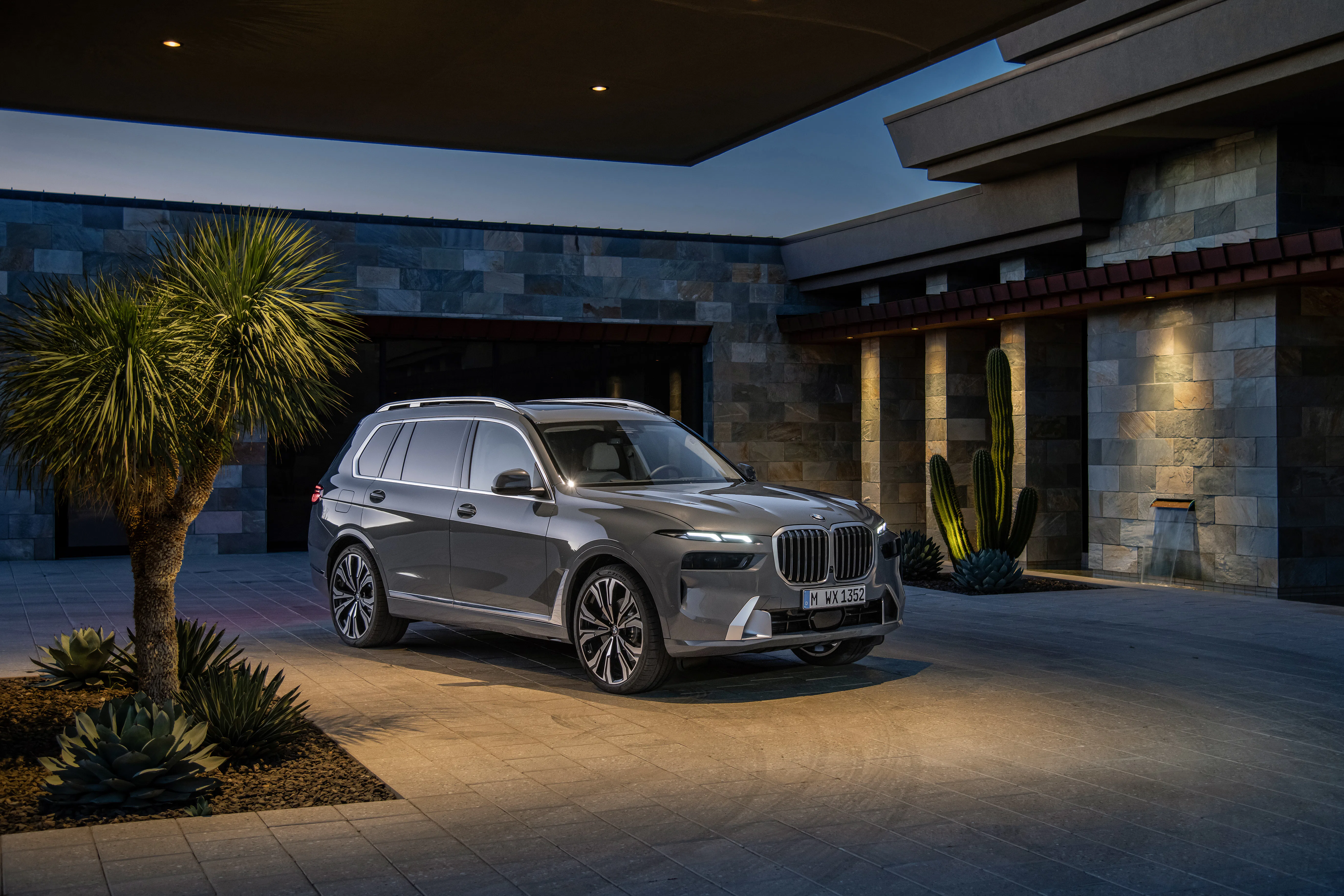2023 BMW X7 xDrive40i: 8 Incredibly Cool & Cutting Edge Features