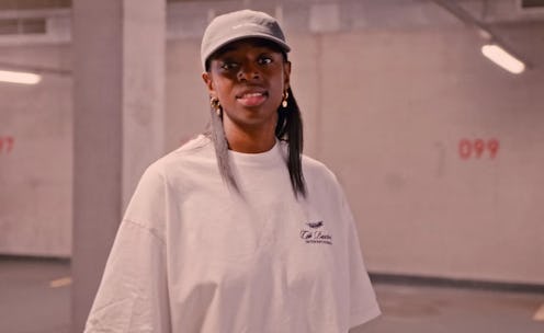 Cat Burns in "People Please" lyric music video