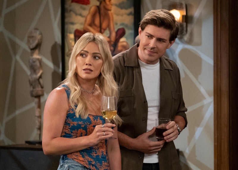 Sophie (Hilary Duff) and Jesse (Chris Lowell) together in 'How I Met Your Father' Season 2. 