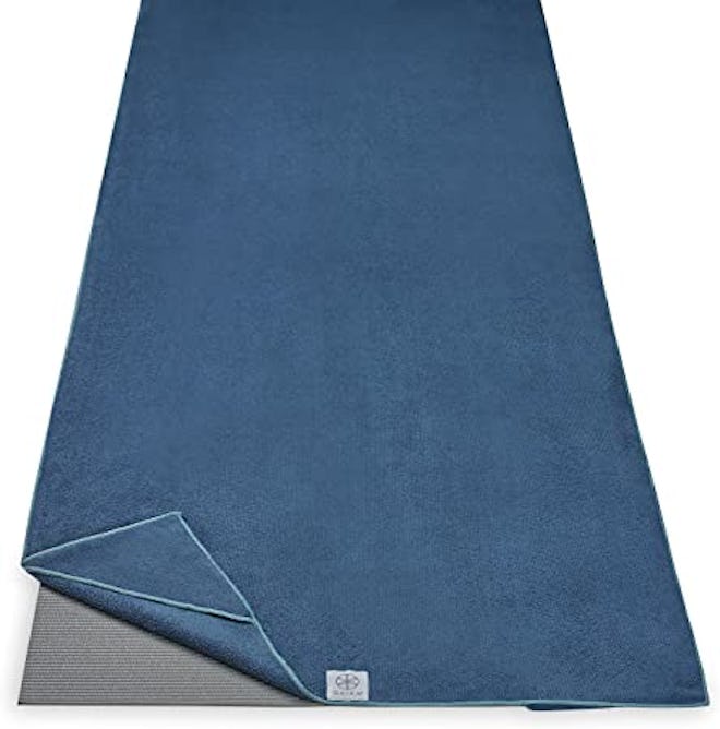 These yoga mat gym towels have pockets on each corner to help them stay in place on your yoga mat an...