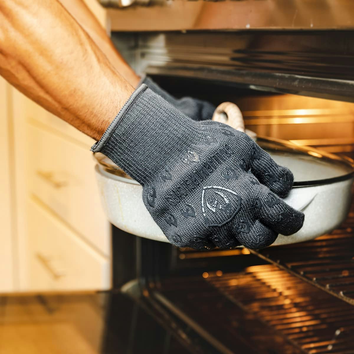 Silicone Oven Mitts and Pot Holders Kitchen Counter Safe Trivet Mats Heavy  Duty Cooking Gloves - China Oven Gloves and Anti Hot Glove price