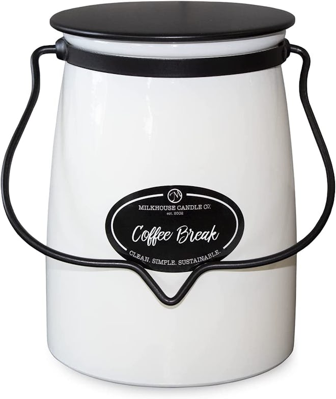 Housed in a farmhouse-chic jar, this coffee candle has creamy notes.