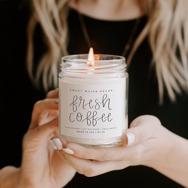 This coffee candle has notes of rum, mocha, and caramel.