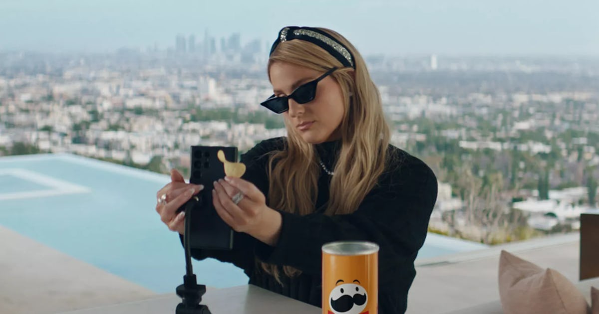 rents masthead ads by the hour to Super Bowl brands