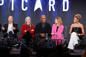 Patrick Stewart, Gates McFadden, Michael Dorn, Jeri Ryan et Michelle Hurd parlent sur scène pendant le TC...