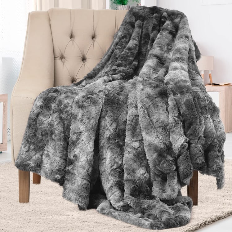 Everlasting Comfort Faux Fur Throw Blanket