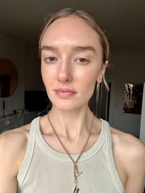 Hannah Baxter selfie with bare skin