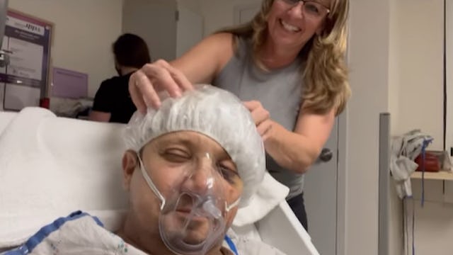 Jeremy Renner shares his "spa day" at the hospital with his mom and sister in his Instagram stories.