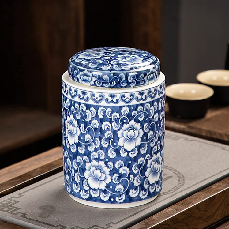 Meltrck Antique-Style Porcelain Jar