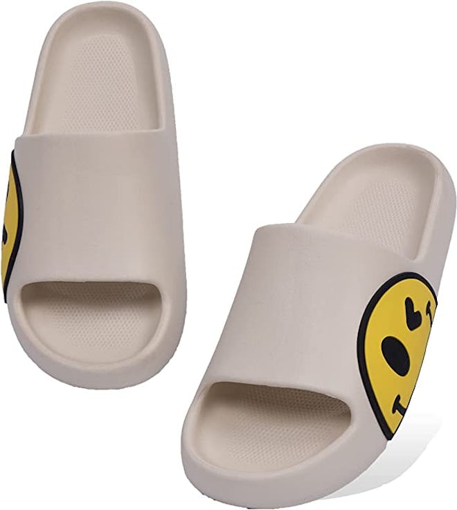 these pillow slides are embellished with a '90s-inspired smiley face graphic print