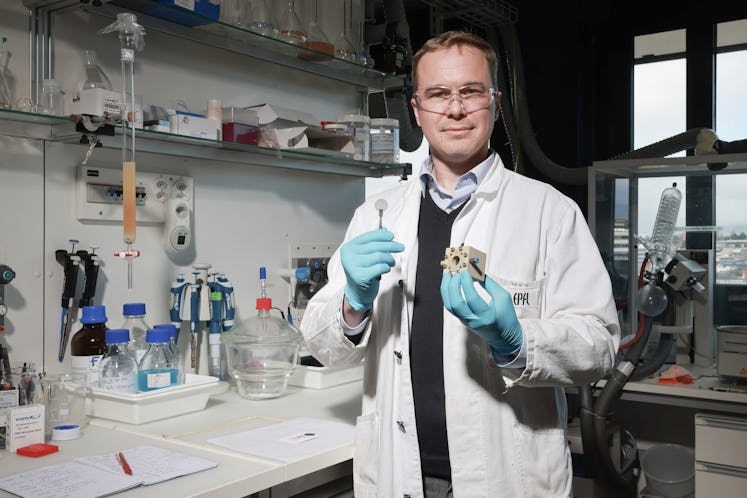 An image of Kevin Sivula in his lab with the leaf-inspired electrode.