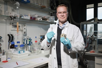 An image of Kevin Sivula in his lab with the leaf-inspired electrode.
