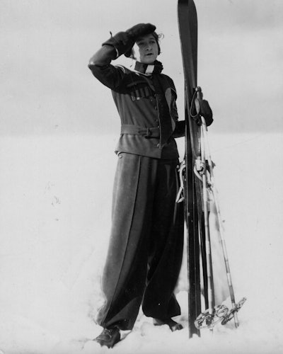 circa 1930: A Jane Regny ski outfit. 
