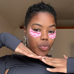 Beauty writer Simedar Jackson testing Topicals Faded Under Eye Masks.