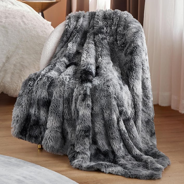 Bedsure Soft Fuzzy Faux Fur Throw Blanket