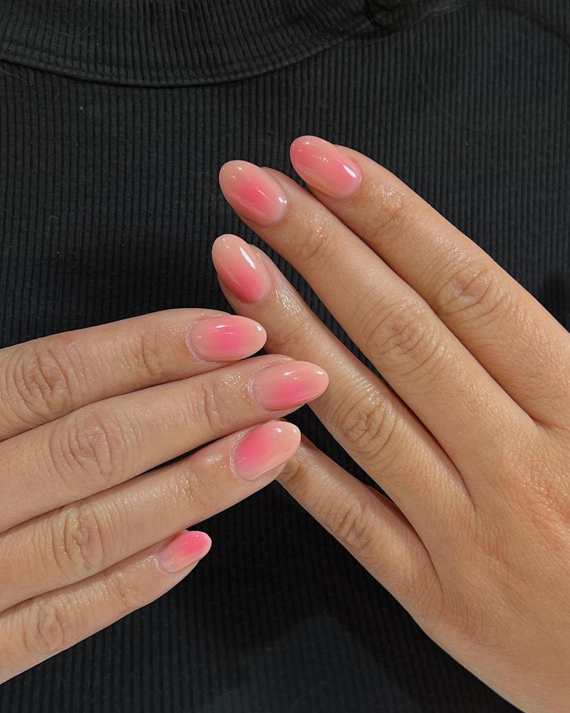 For simple fall/winter 2023 manicure inspo for short nails, try a simple pink aura nail design.