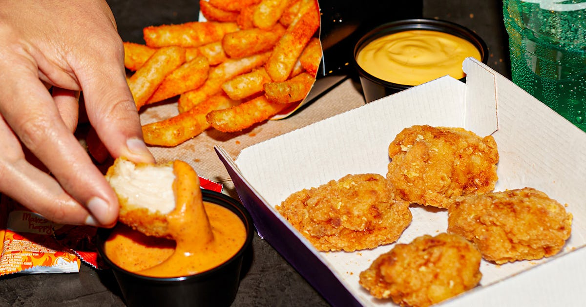 I Tried Taco Bell Chicken Nuggets With Their New Signature Sauces