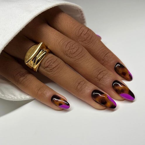 A simple & chic nail design for short nails is this tortoiseshell manicure with abstract purple acce...