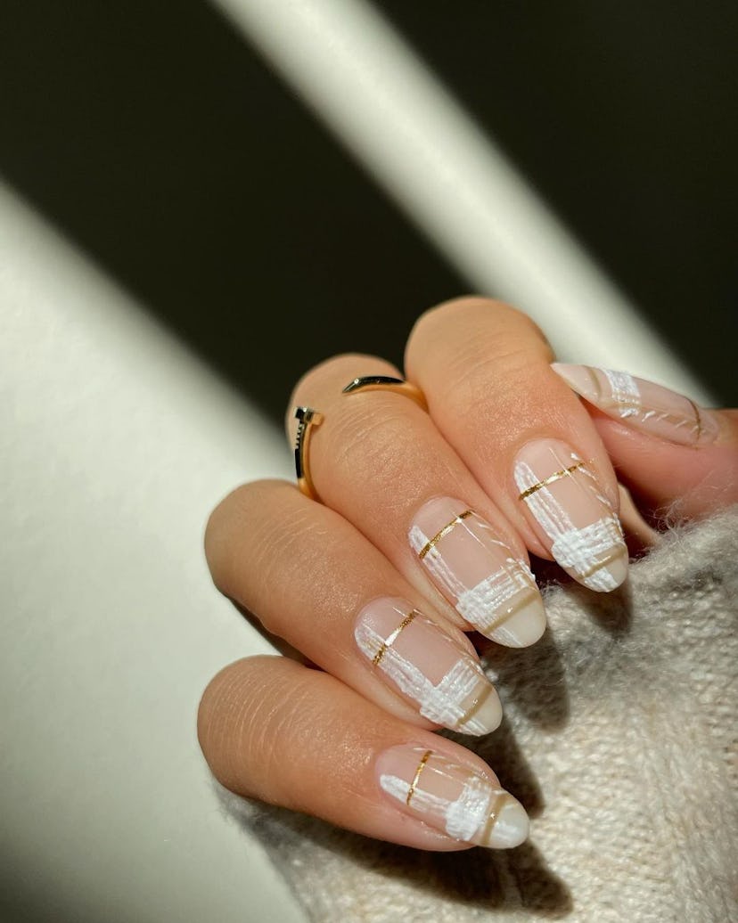 For fall/winter 2023 manicure inspo, white plaid nails are a simple & cute nail design for very shor...