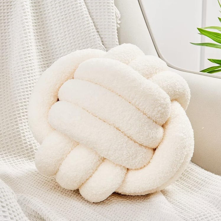 Uvvyui Bouclé Knot Pillow