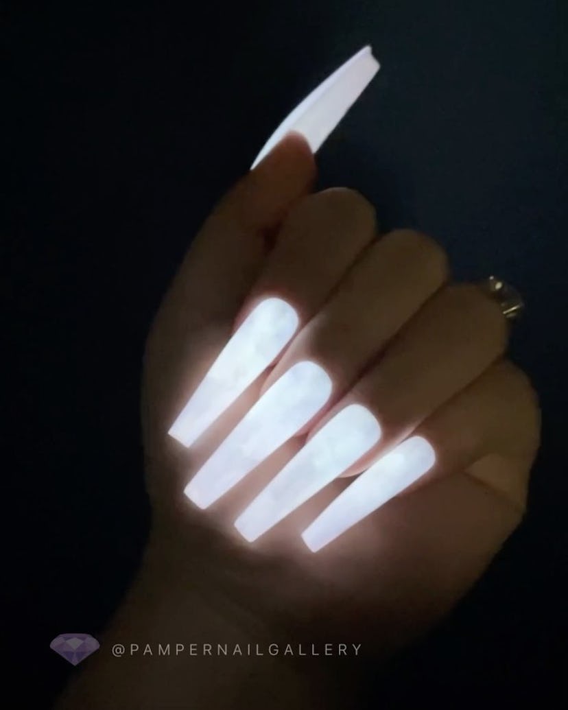 Glowing nails that look like the moon.