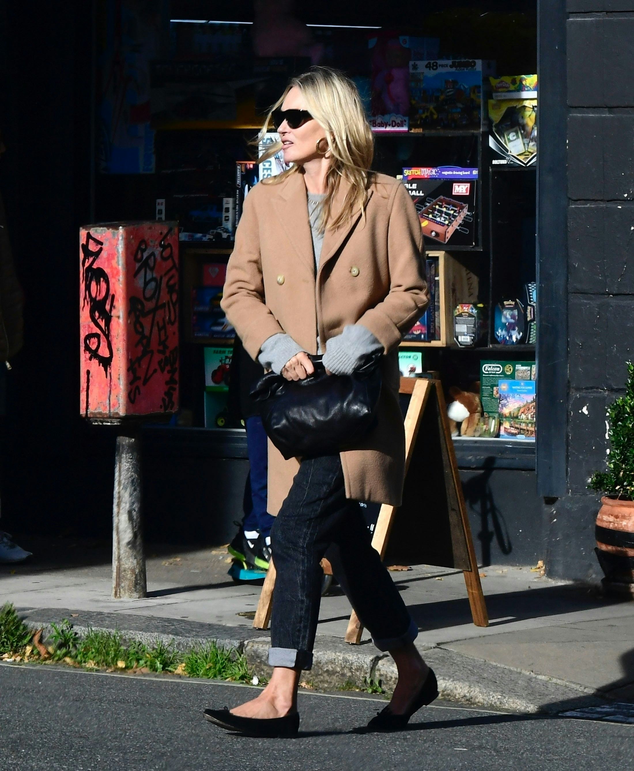 Kate Moss' Skinny Jeans Strike a Chord Between SprayOn and Baggy