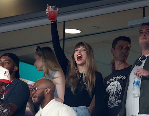 EAST RUTHERFORD, NEW JERSEY - OCTOBER 01: Singer Taylor Swift cheers prior to the game between the K...