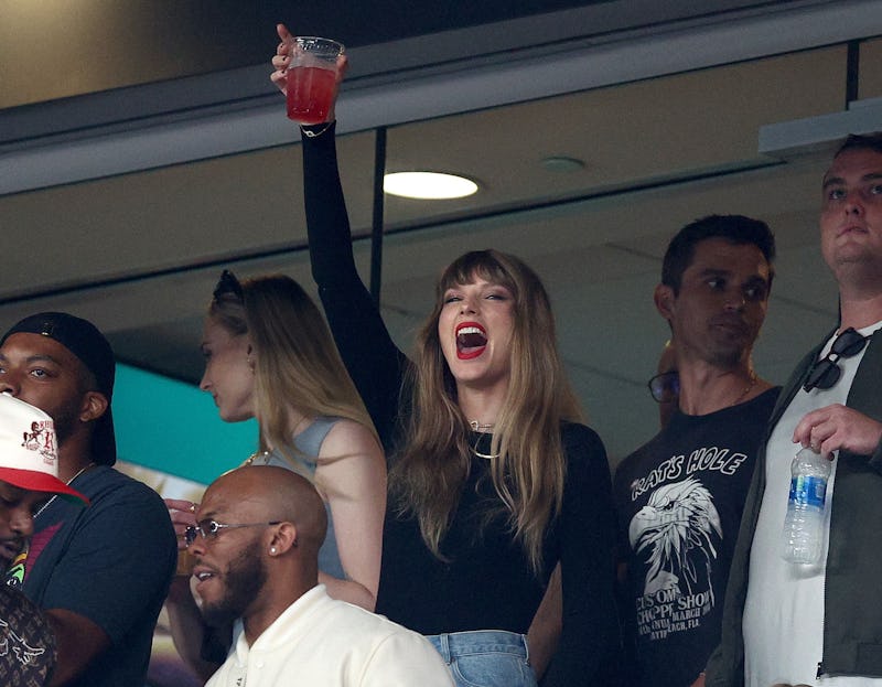 Taylor Swift Cheers on Travis Kelce in Dôen Top at KC Chiefs Game – WWD