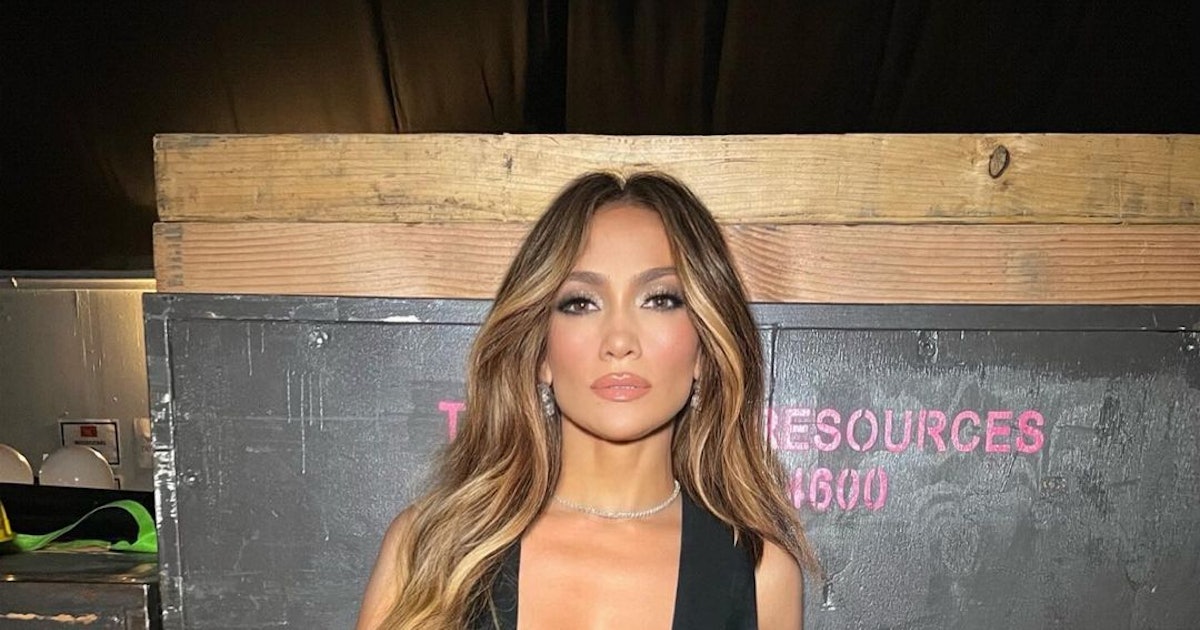 Luźna fryzura Jennifer Lopez przypomina wezgłowie łóżka, ale jest całkowicie podwyższona