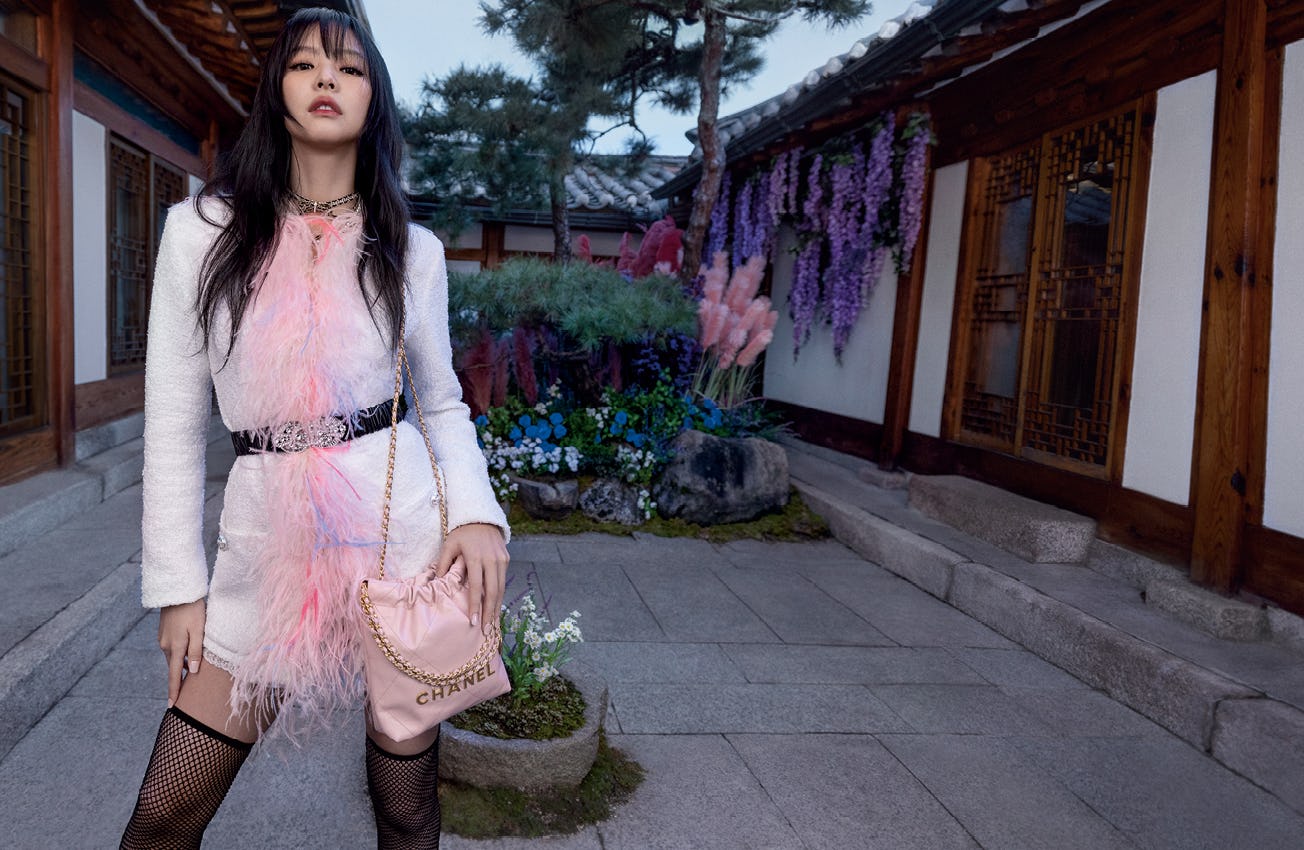 Jennie of Blackpink wears the Chanel 22 bag as part of the debut campaign.