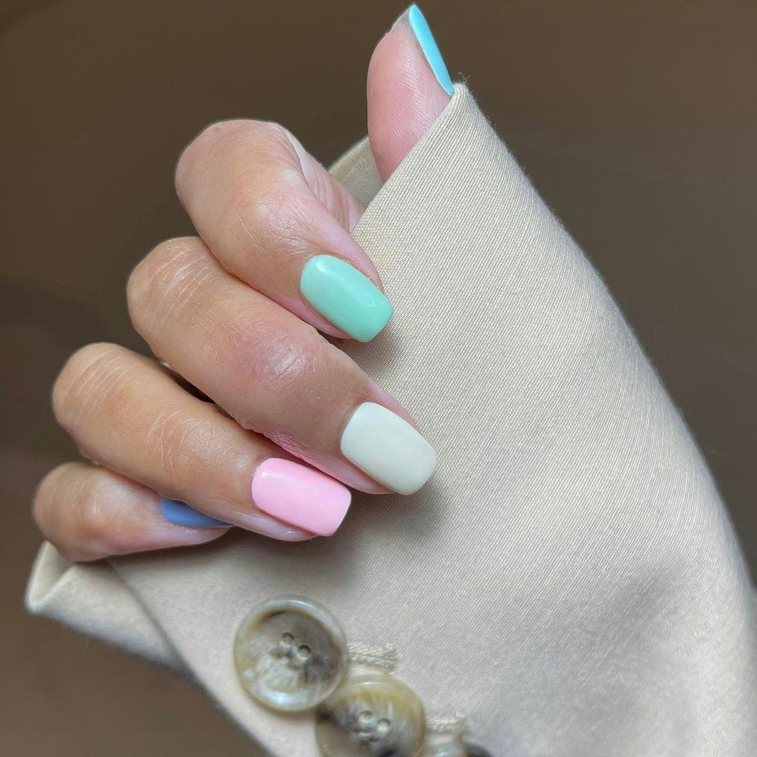 Pastel Skittle nails that are inspired by 1989 (Taylor&rsquo;s Version).