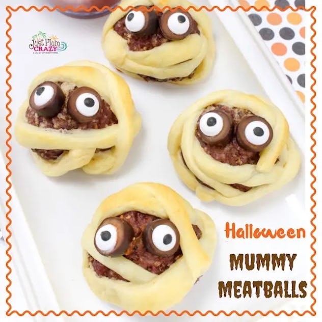 Halloween lunch ideas for kids include these cute mummy meatballs with eyeballs.