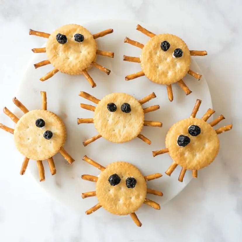 Spider cracker sandwiches, a cute Halloween lunch idea for kids