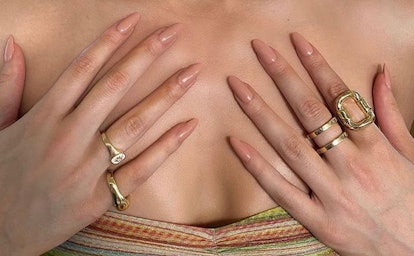 Hailee Steinfeld lip gloss nude nails