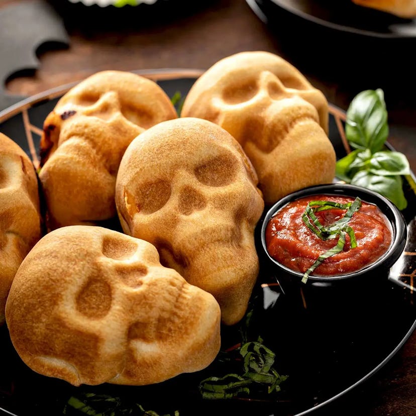 halloween pizza skulls