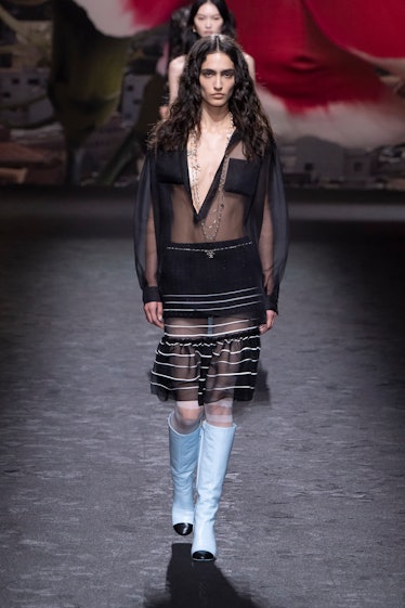 Chanel reafirma sua obsessão pelo tweed nas passarelas parisienses