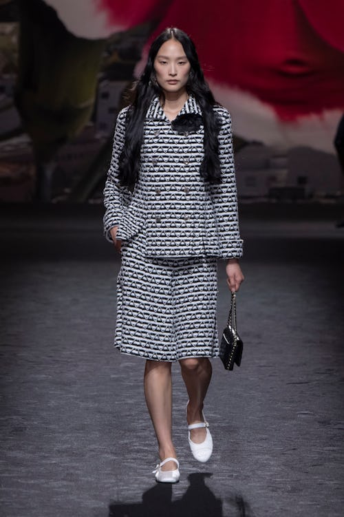 Chanel Spring 2024: Singing the Praises of Simplicity 28 f195d30c e3ef 4eae 84be 369ff9845dd3 gettyimages 1714903090