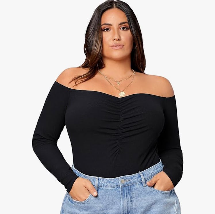 WDIRARA Off-The-Shoulder Ruched Bodysuit