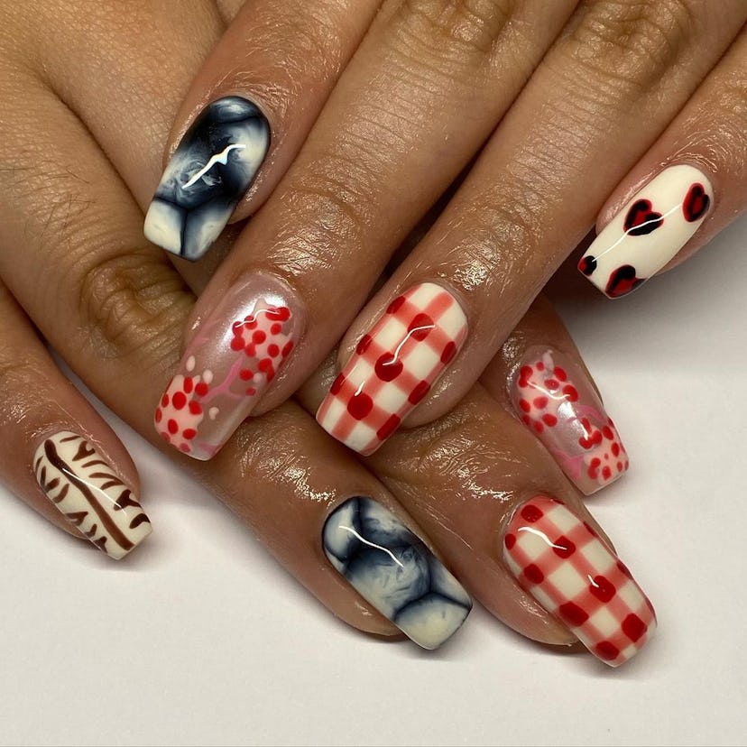 Minimalist Plaid Nails for Fall 2023