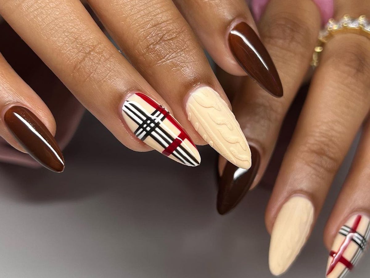 Minimalist Plaid Nails for Fall 2023