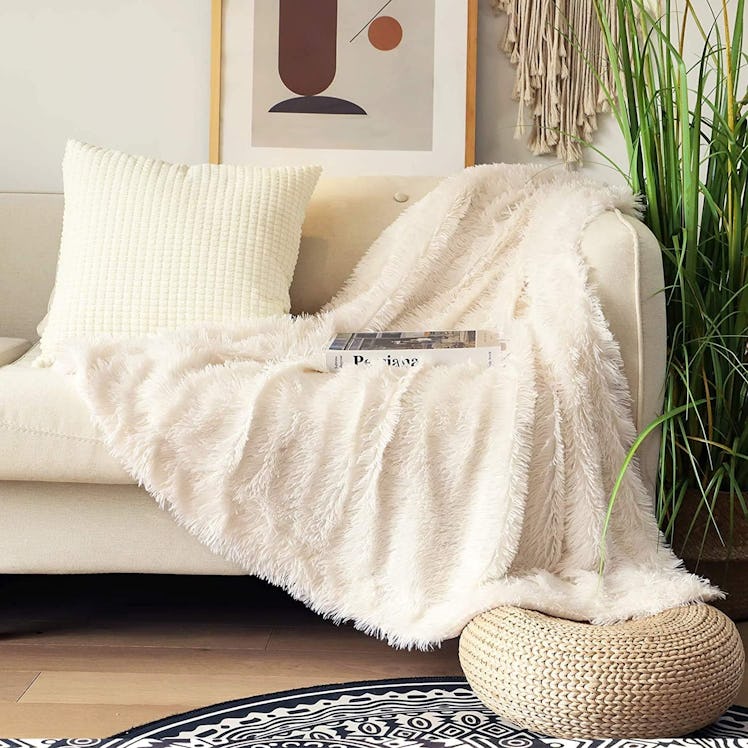 Tuddrom Faux Fur Shaggy Throw Blanket