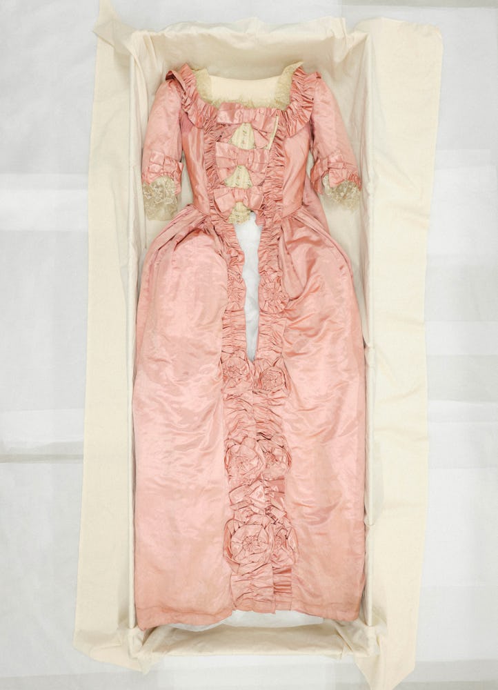 Gown made by C. Palm, The Hague, c.1900-1905, MoMu Collection inv. T12/1309/J236 © MoMu, Photo: Fred...