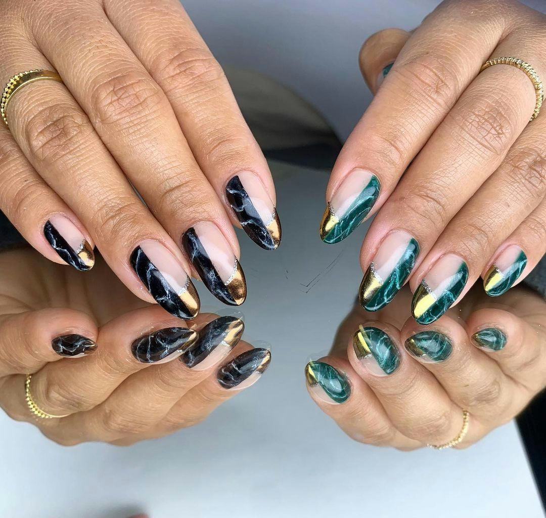 Two-toned marble nails with gilded details match the dark academia aesthetic.