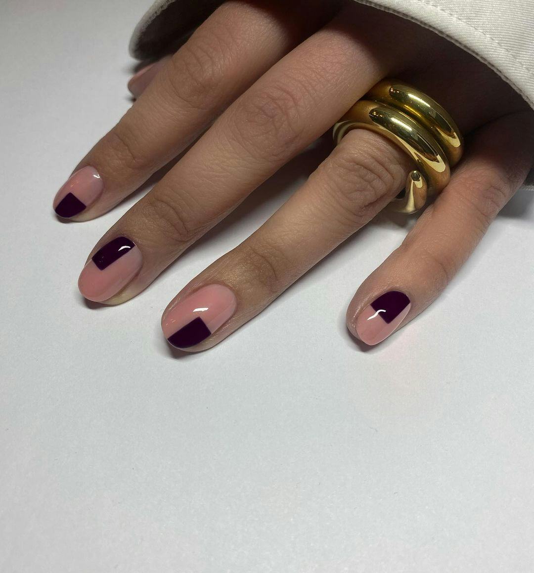 Neutral nails with dark-colored floating squares is an easy way try out a dark academia-inspired man&hellip;