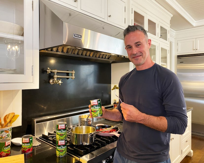 Freddie Prinze Jr. prepares Thanksgiving sides.