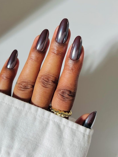 Dark chocolate chrome nails are an on-trend Thanksgiving nail design for 2023.