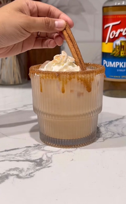 This pumpkin spice cocktail is an easy pumpkin recipe for the fall. 