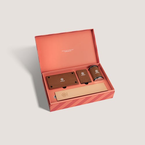 184d8b2a d5d3 42eb 8721 a700ca853a16 tumbler holiday gift box open clean 2