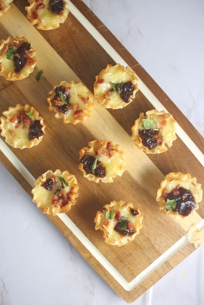 Fig and bacon brie bites, a bite-sized Thanksgiving appetizer.
