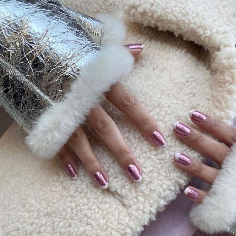 As unhas cromadas rosa são uma das tendências de unhas mais populares do inverno de 2024.  Aqui, uma manicure rosa cromada com...